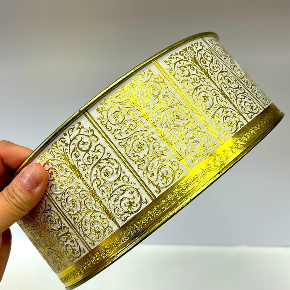 Vintage large 10.5”  lidded tin marked  “Guildcraft” NewYork USA - Picture 7 of 9